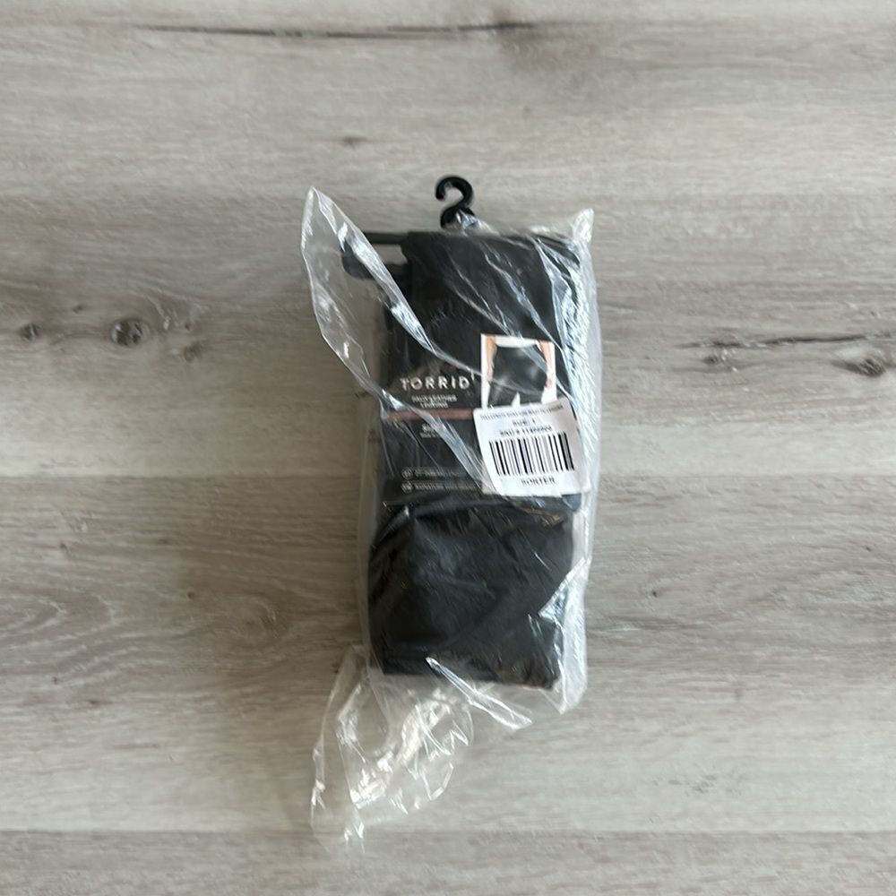 Torrid Faux Leather Leggings Full Length Black 1X NWT IN PACKAGE - Picture 3 of 5